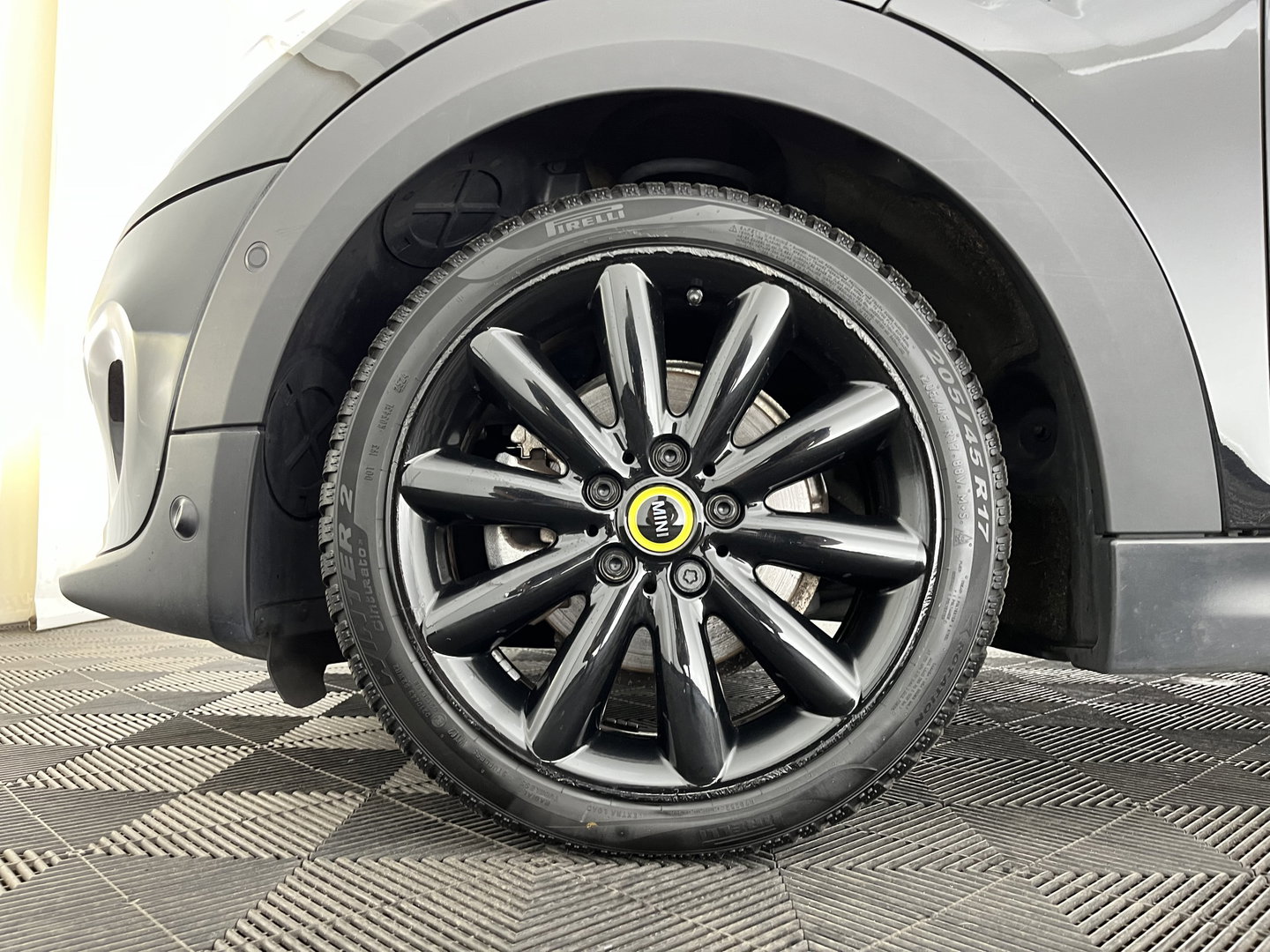 MINI Electric Yours 33 kWh [ 3-Fase ] {SOH-97%} (INCL-BTW) Aut. *HEATPUMP | PANO | LEATHER | DIGI-COCKPIT | HEAD-UP | FULL-LED | NAVI-FULLMAP | HEATED-SPORTSEATS | DAB | CRUISE | HARMAN/KARDON | CAMERA | KEYLESS | AMBIENTLIGHT | 17"ALU*