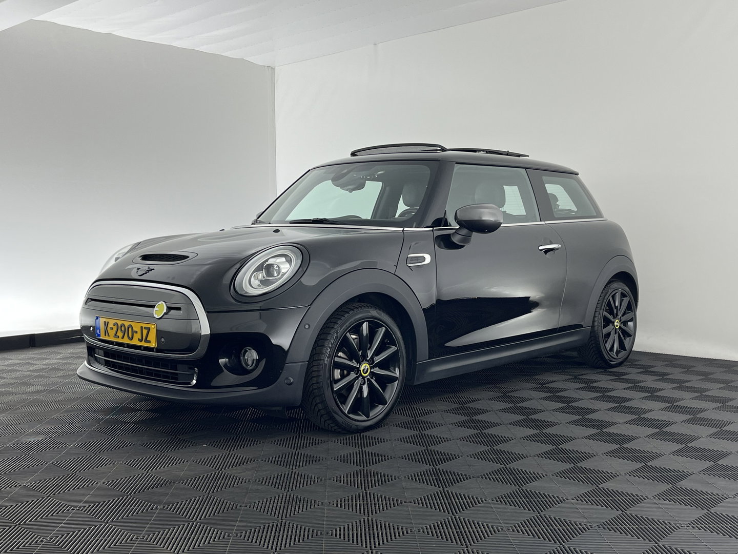 MINI Electric Yours 33 kWh [ 3-Fase ] {SOH-97%} (INCL-BTW) Aut. *HEATPUMP | PANO | LEATHER | DIGI-COCKPIT | HEAD-UP | FULL-LED | NAVI-FULLMAP | HEATED-SPORTSEATS | DAB | CRUISE | HARMAN/KARDON | CAMERA | KEYLESS | AMBIENTLIGHT | 17"ALU*