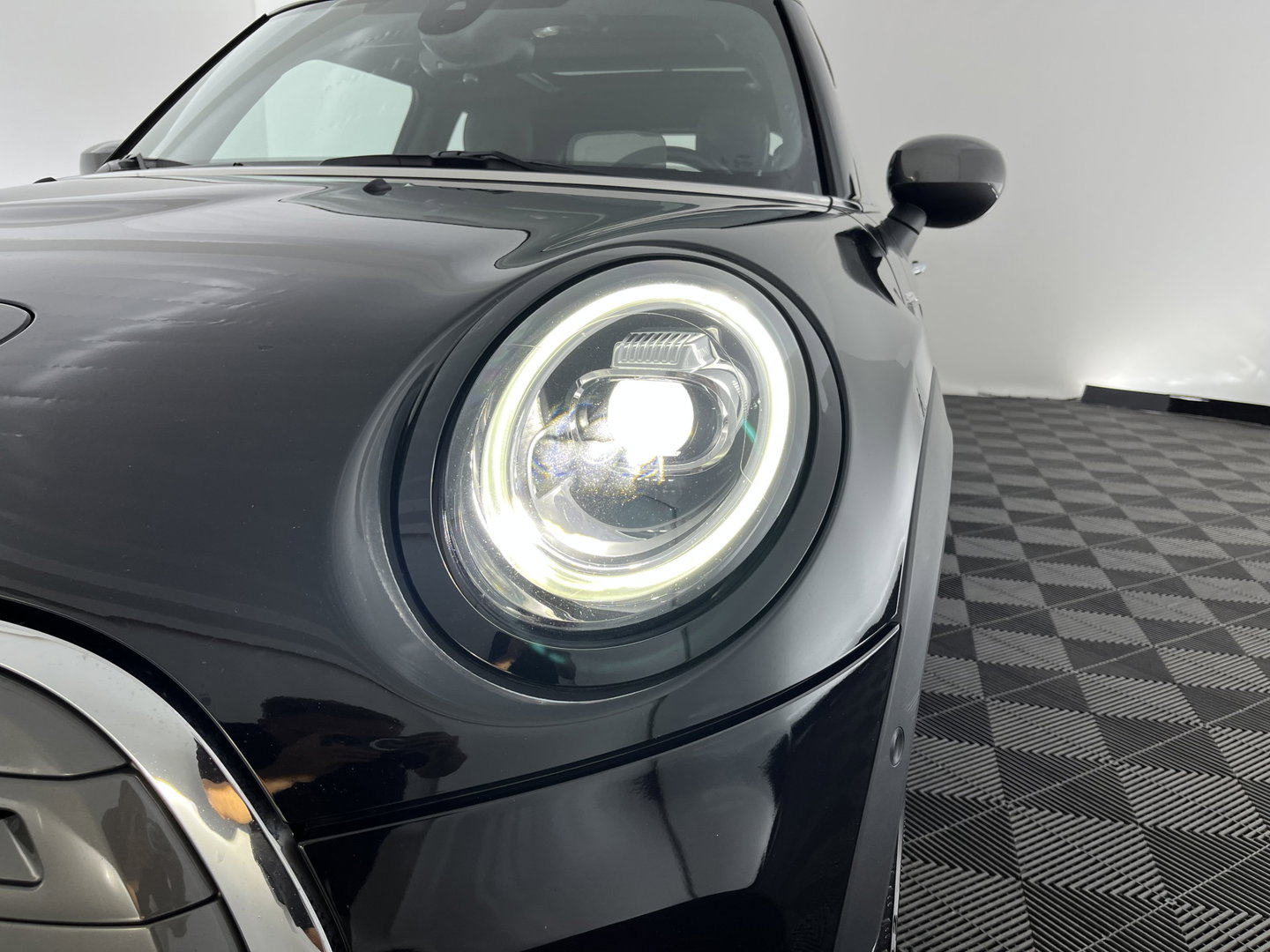 MINI Electric Yours 33 kWh [ 3-Fase ] {SOH-97%} (INCL-BTW) Aut. *HEATPUMP | PANO | LEATHER | DIGI-COCKPIT | HEAD-UP | FULL-LED | NAVI-FULLMAP | HEATED-SPORTSEATS | DAB | CRUISE | HARMAN/KARDON | CAMERA | KEYLESS | AMBIENTLIGHT | 17"ALU*