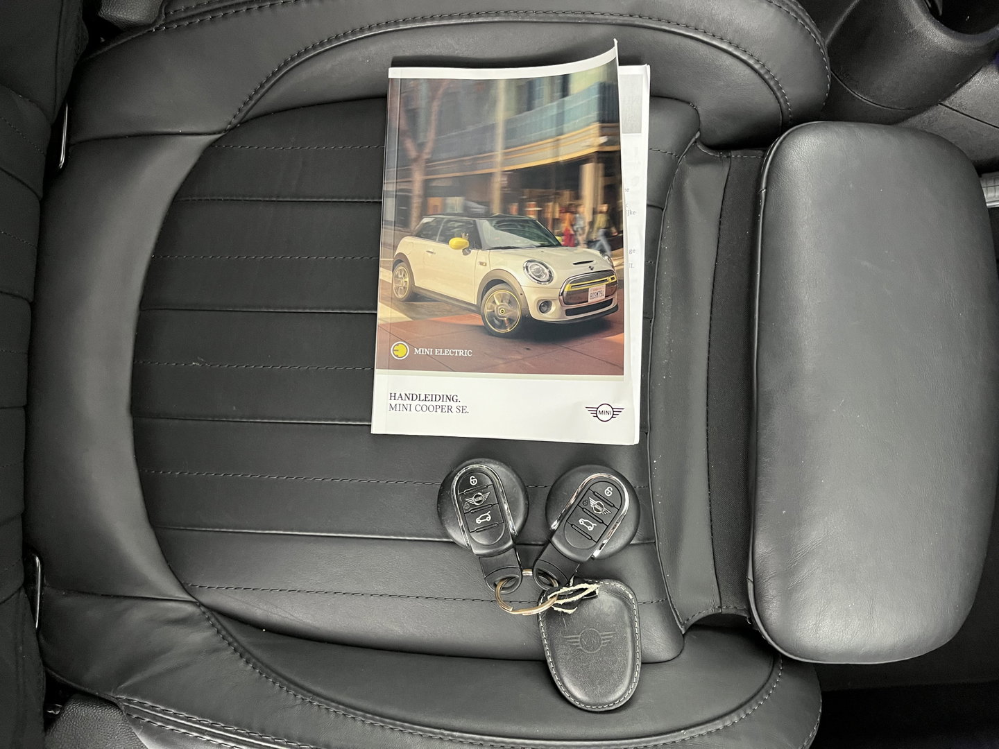 MINI Electric Yours 33 kWh [ 3-Fase ] {SOH-97%} (INCL-BTW) Aut. *HEATPUMP | PANO | LEATHER | DIGI-COCKPIT | HEAD-UP | FULL-LED | NAVI-FULLMAP | HEATED-SPORTSEATS | DAB | CRUISE | HARMAN/KARDON | CAMERA | KEYLESS | AMBIENTLIGHT | 17"ALU*
