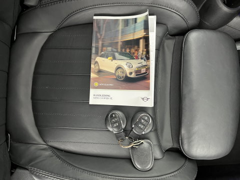 MINI Electric Yours 33 kWh [ 3-Fase ] {SOH-97%} (INCL-BTW) Aut. *HEATPUMP | PANO | LEATHER | DIGI-COCKPIT | HEAD-UP | FULL-LED | NAVI-FULLMAP | HEATED-SPORTSEATS | DAB | CRUISE | HARMAN/KARDON | CAMERA | KEYLESS | AMBIENTLIGHT | 17"ALU*
