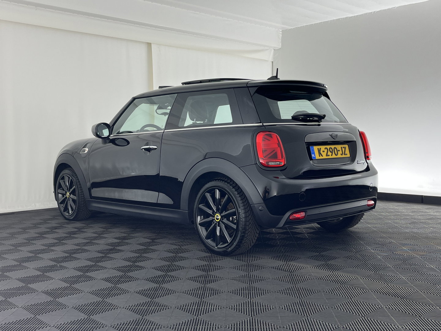 MINI Electric Yours 33 kWh [ 3-Fase ] {SOH-97%} (INCL-BTW) Aut. *HEATPUMP | PANO | LEATHER | DIGI-COCKPIT | HEAD-UP | FULL-LED | NAVI-FULLMAP | HEATED-SPORTSEATS | DAB | CRUISE | HARMAN/KARDON | CAMERA | KEYLESS | AMBIENTLIGHT | 17"ALU*