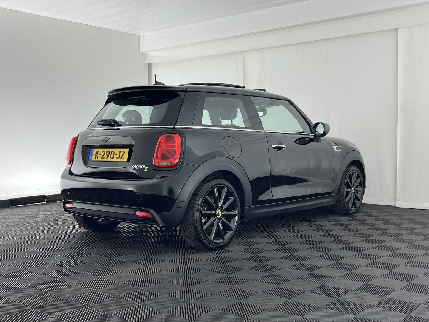 MINI Electric Yours 33 kWh [ 3-Fase ] {SOH-97%} (INCL-BTW) Aut. *HEATPUMP | PANO | LEATHER | DIGI-COCKPIT | HEAD-UP | FULL-LED | NAVI-FULLMAP | HEATED-SPORTSEATS | DAB | CRUISE | HARMAN/KARDON | CAMERA | KEYLESS | AMBIENTLIGHT | 17"ALU*