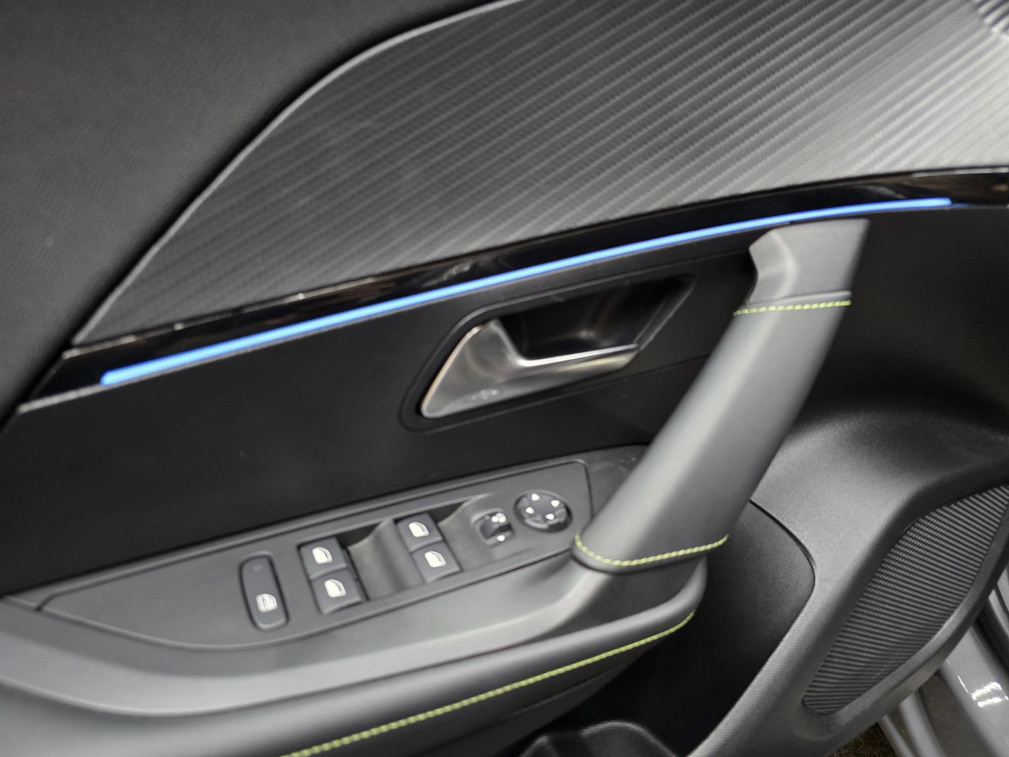 Peugeot e-2008 EV GT 54 kWh 360 navi carplay clima cruise 17"LM