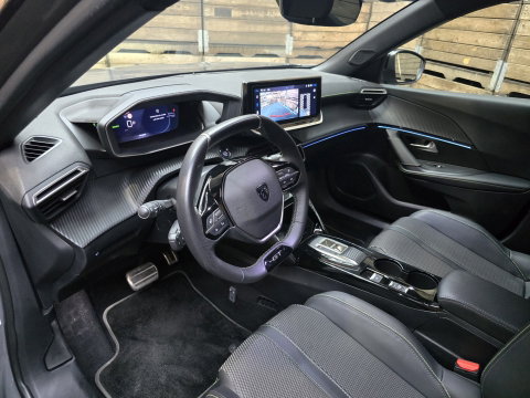 Peugeot e-2008 EV GT 54 kWh 360 navi carplay clima cruise 17"LM