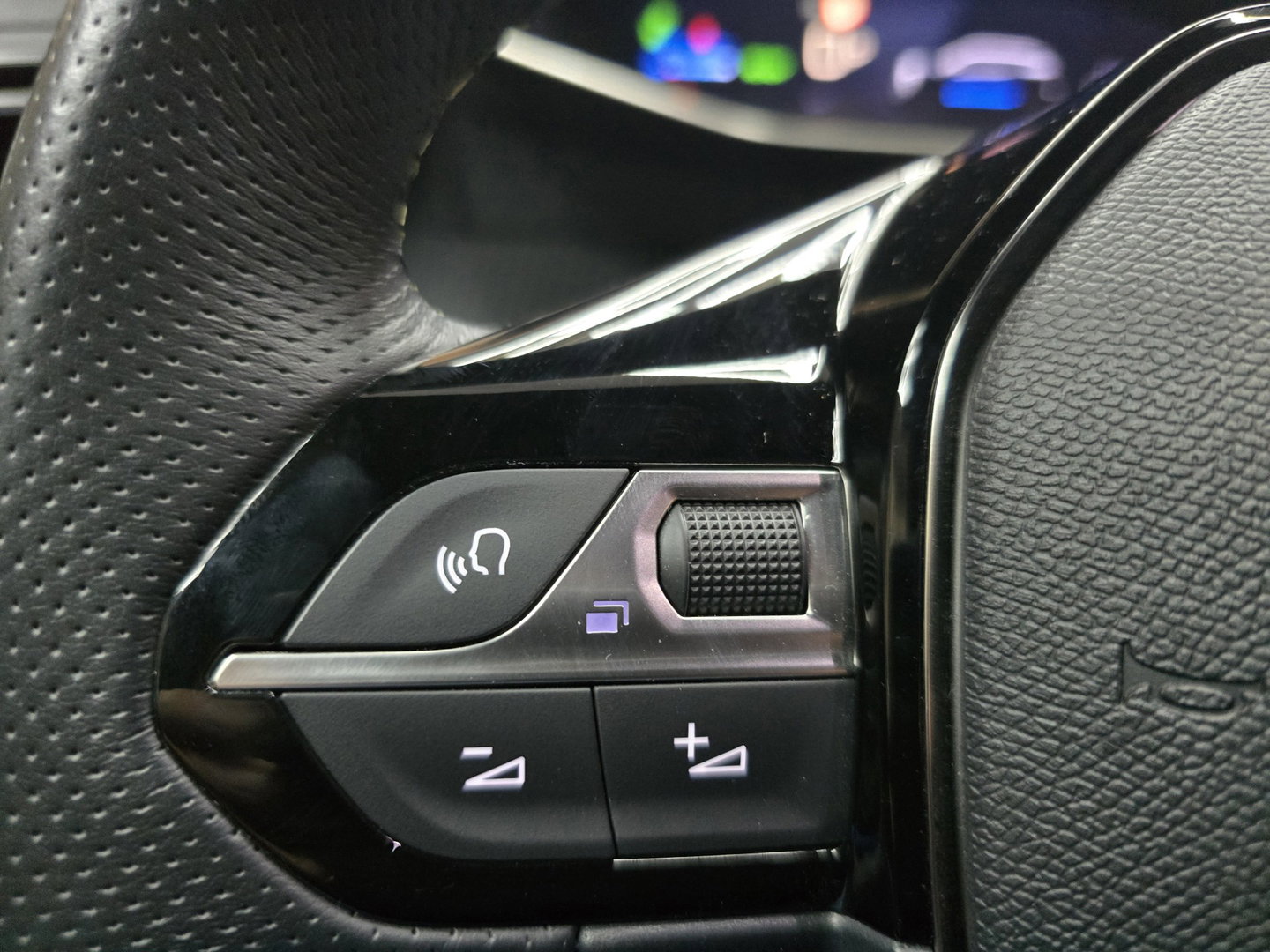 Peugeot e-2008 EV GT 54 kWh 360 navi carplay clima cruise 17"LM