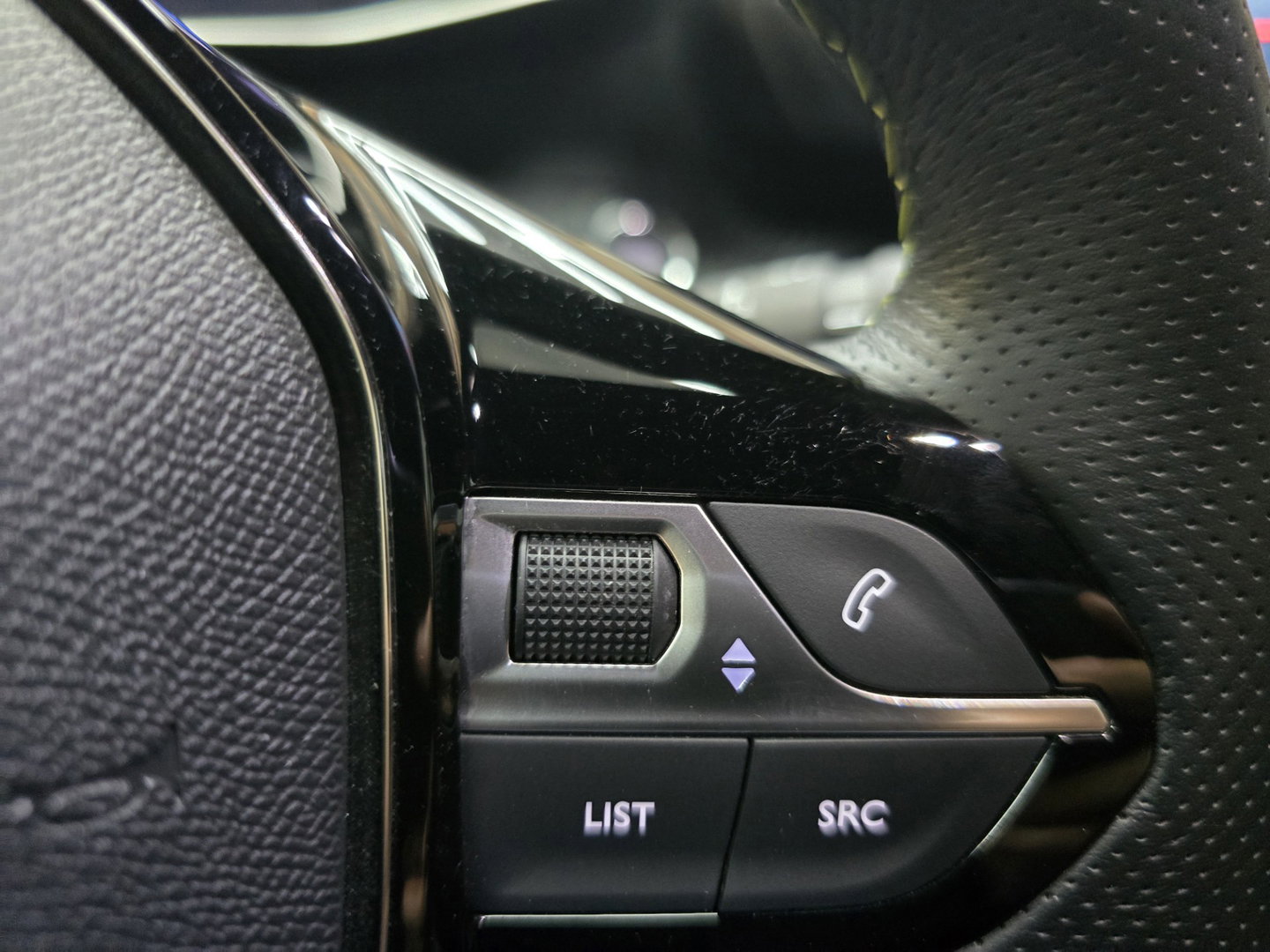Peugeot e-2008 EV GT 54 kWh 360 navi carplay clima cruise 17"LM