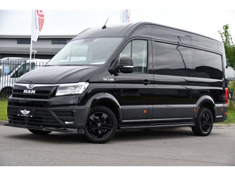 MAN TGE 3.180 35 2.0 L3H3 Black Edition Full Options! Adaptieve Cruise, Camera, Carplay, LED, Dodehoek, 177pk, Trekhaak, Clima, Stoelverwarming, Automaat, Uniek!
