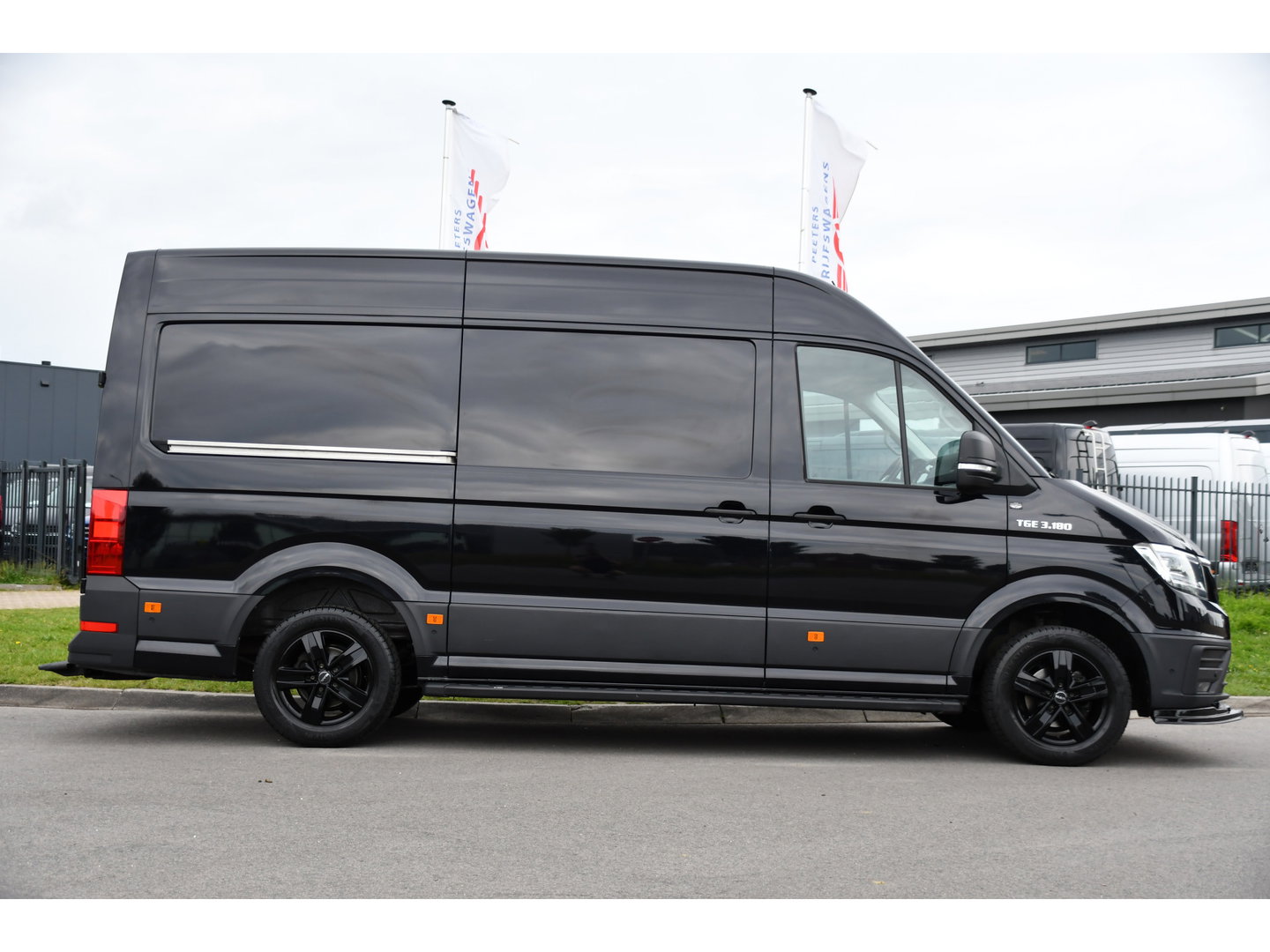 MAN TGE 3.180 35 2.0 L3H3 Black Edition Full Options! Adaptieve Cruise, Camera, Carplay, LED, Dodehoek, 177pk, Trekhaak, Clima, Stoelverwarming, Automaat, Uniek!