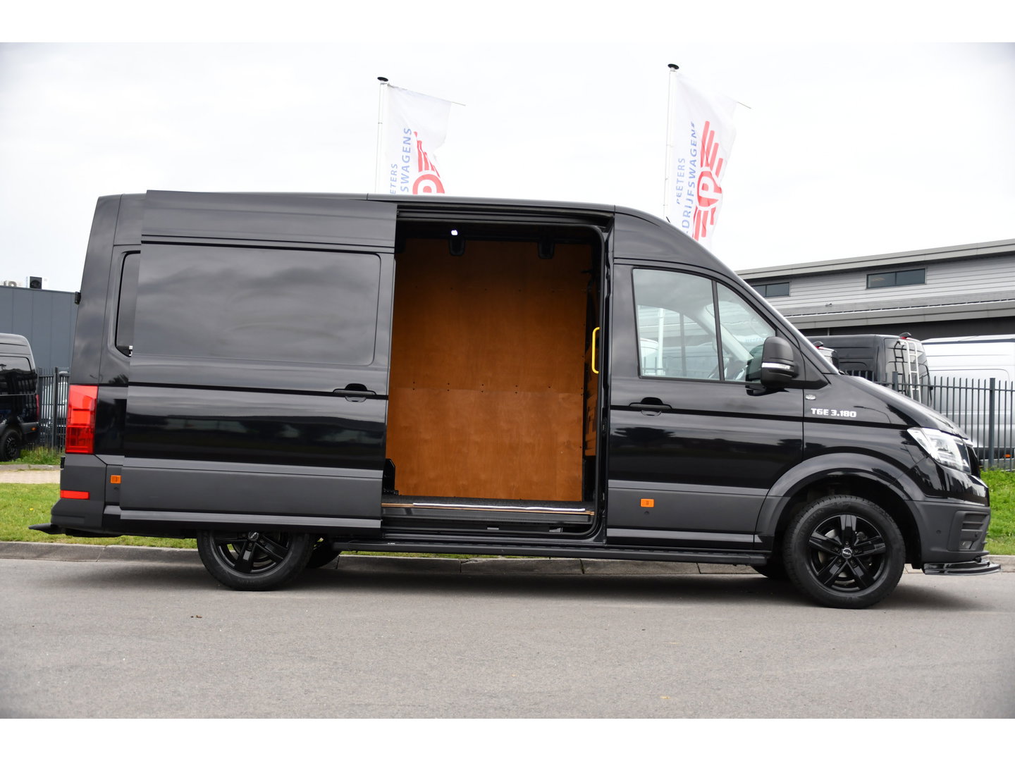 MAN TGE 3.180 35 2.0 L3H3 Black Edition Full Options! Adaptieve Cruise, Camera, Carplay, LED, Dodehoek, 177pk, Trekhaak, Clima, Stoelverwarming, Automaat, Uniek!