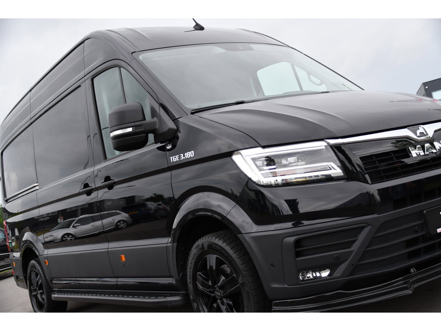 MAN TGE 3.180 35 2.0 L3H3 Black Edition Full Options! Adaptieve Cruise, Camera, Carplay, LED, Dodehoek, 177pk, Trekhaak, Clima, Stoelverwarming, Automaat, Uniek!