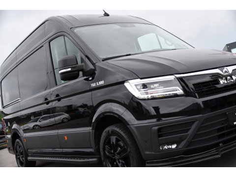 MAN TGE 3.180 35 2.0 L3H3 Black Edition Full Options! Adaptieve Cruise, Camera, Carplay, LED, Dodehoek, 177pk, Trekhaak, Clima, Stoelverwarming, Automaat, Uniek!