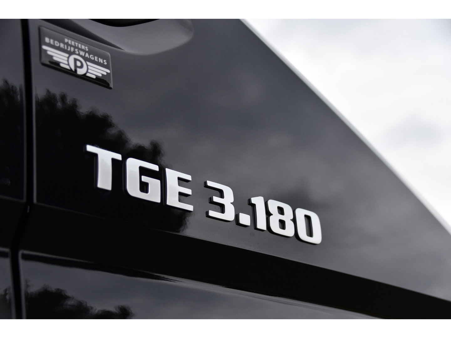 MAN TGE 3.180 35 2.0 L3H3 Black Edition Full Options! Adaptieve Cruise, Camera, Carplay, LED, Dodehoek, 177pk, Trekhaak, Clima, Stoelverwarming, Automaat, Uniek!