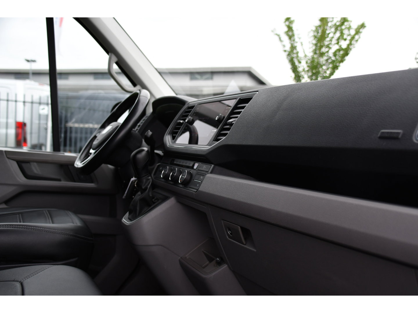 MAN TGE 3.180 35 2.0 L3H3 Black Edition Full Options! Adaptieve Cruise, Camera, Carplay, LED, Dodehoek, 177pk, Trekhaak, Clima, Stoelverwarming, Automaat, Uniek!