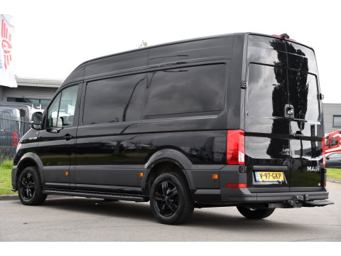 MAN TGE 3.180 35 2.0 L3H3 Black Edition Full Options! Adaptieve Cruise, Camera, Carplay, LED, Dodehoek, 177pk, Trekhaak, Clima, Stoelverwarming, Automaat, Uniek!
