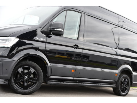 MAN TGE 3.180 35 2.0 L3H3 Black Edition Full Options! Adaptieve Cruise, Camera, Carplay, LED, Dodehoek, 177pk, Trekhaak, Clima, Stoelverwarming, Automaat, Uniek!