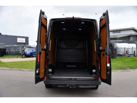 MAN TGE 3.180 35 2.0 L3H3 Black Edition Full Options! Adaptieve Cruise, Camera, Carplay, LED, Dodehoek, 177pk, Trekhaak, Clima, Stoelverwarming, Automaat, Uniek!