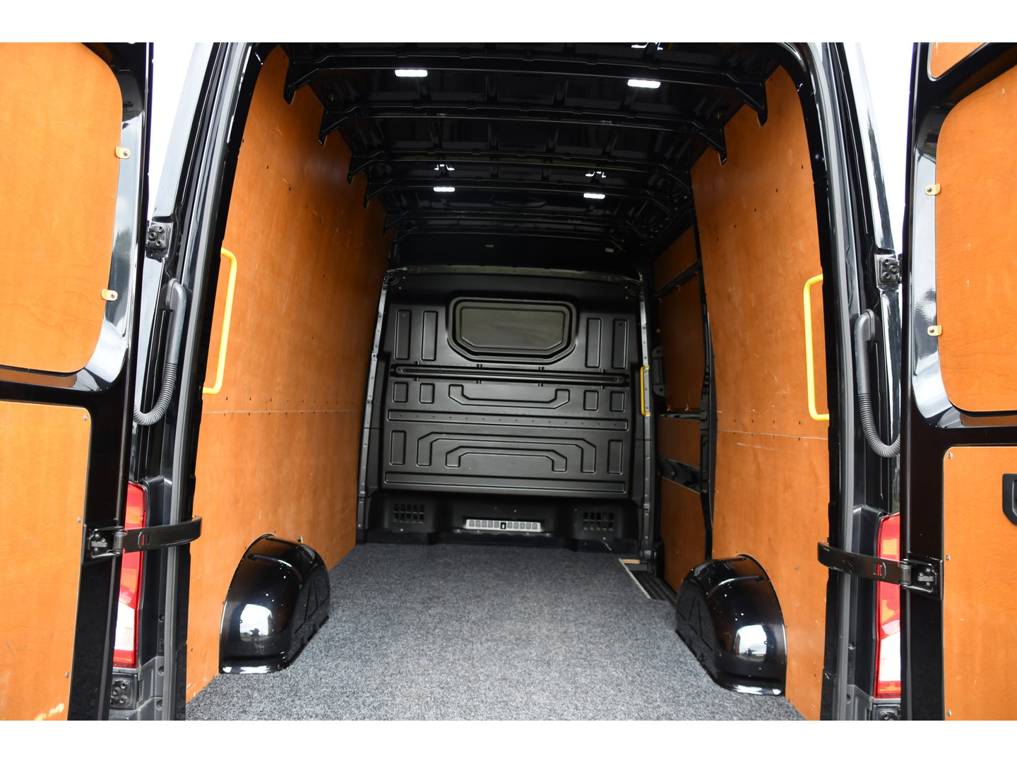 MAN TGE 3.180 35 2.0 L3H3 Black Edition Full Options! Adaptieve Cruise, Camera, Carplay, LED, Dodehoek, 177pk, Trekhaak, Clima, Stoelverwarming, Automaat, Uniek!