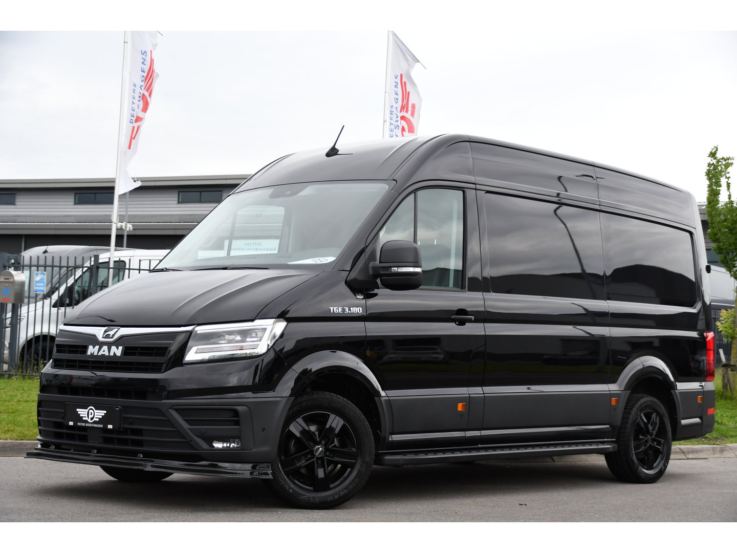 MAN TGE 3.180 35 2.0 L3H3 Black Edition Full Options! Adaptieve Cruise, Camera, Carplay, LED, Dodehoek, 177pk, Trekhaak, Clima, Stoelverwarming, Automaat, Uniek!