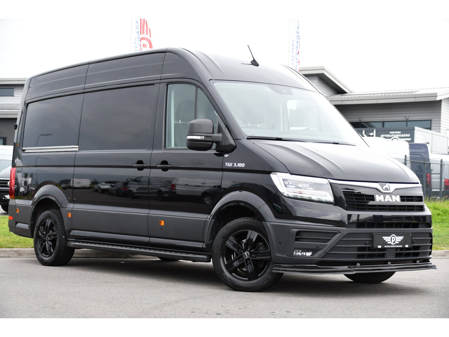 MAN TGE 3.180 35 2.0 L3H3 Black Edition Full Options! Adaptieve Cruise, Camera, Carplay, LED, Dodehoek, 177pk, Trekhaak, Clima, Stoelverwarming, Automaat, Uniek!