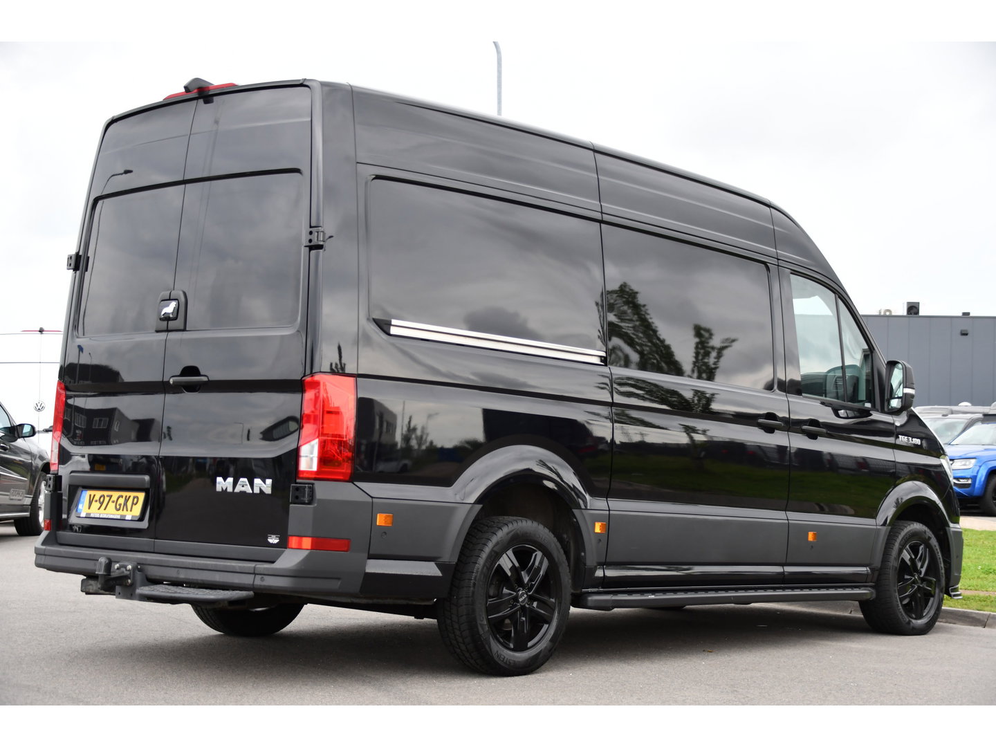 MAN TGE 3.180 35 2.0 L3H3 Black Edition Full Options! Adaptieve Cruise, Camera, Carplay, LED, Dodehoek, 177pk, Trekhaak, Clima, Stoelverwarming, Automaat, Uniek!
