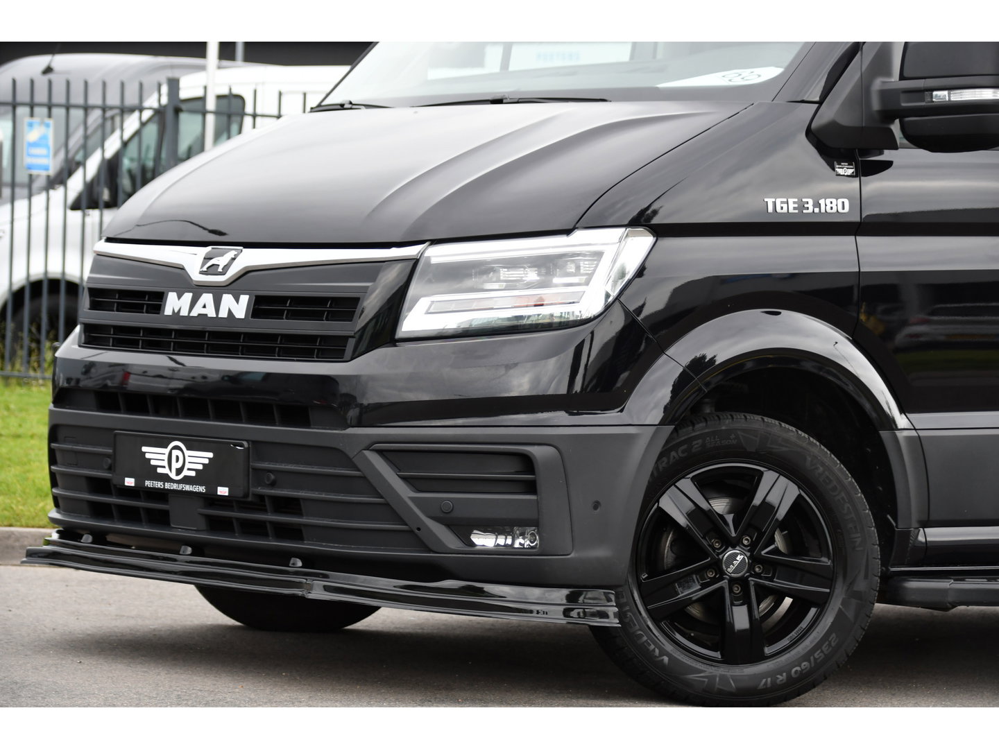 MAN TGE 3.180 35 2.0 L3H3 Black Edition Full Options! Adaptieve Cruise, Camera, Carplay, LED, Dodehoek, 177pk, Trekhaak, Clima, Stoelverwarming, Automaat, Uniek!
