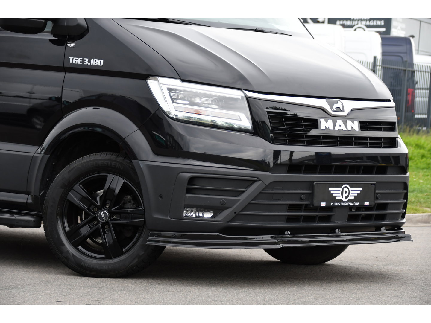 MAN TGE 3.180 35 2.0 L3H3 Black Edition Full Options! Adaptieve Cruise, Camera, Carplay, LED, Dodehoek, 177pk, Trekhaak, Clima, Stoelverwarming, Automaat, Uniek!
