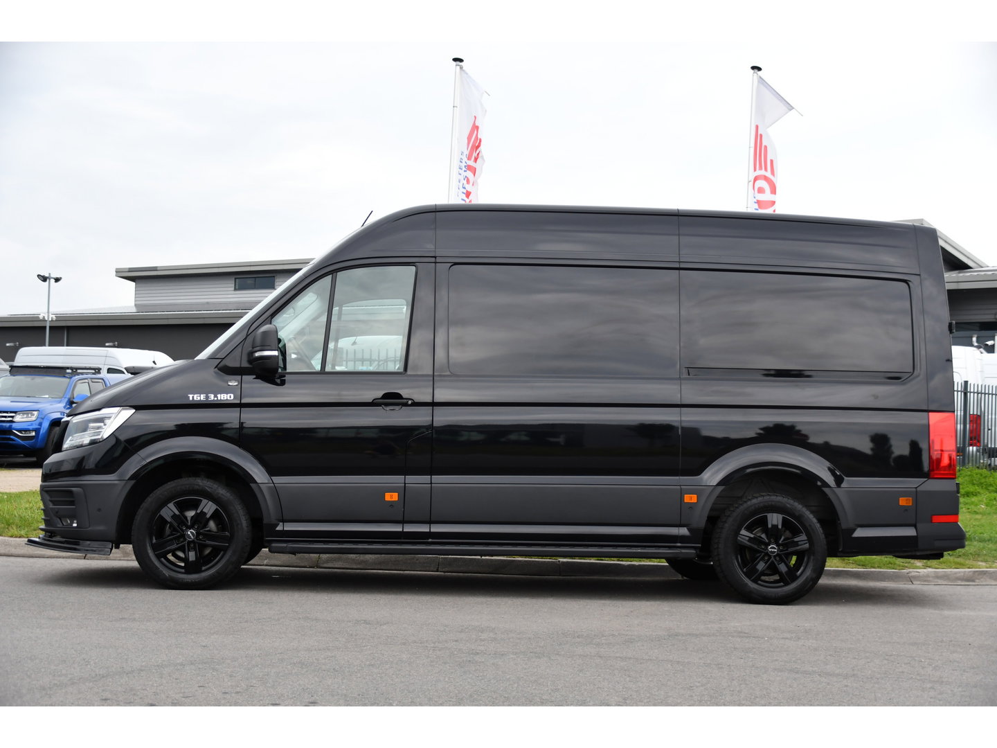 MAN TGE 3.180 35 2.0 L3H3 Black Edition Full Options! Adaptieve Cruise, Camera, Carplay, LED, Dodehoek, 177pk, Trekhaak, Clima, Stoelverwarming, Automaat, Uniek!