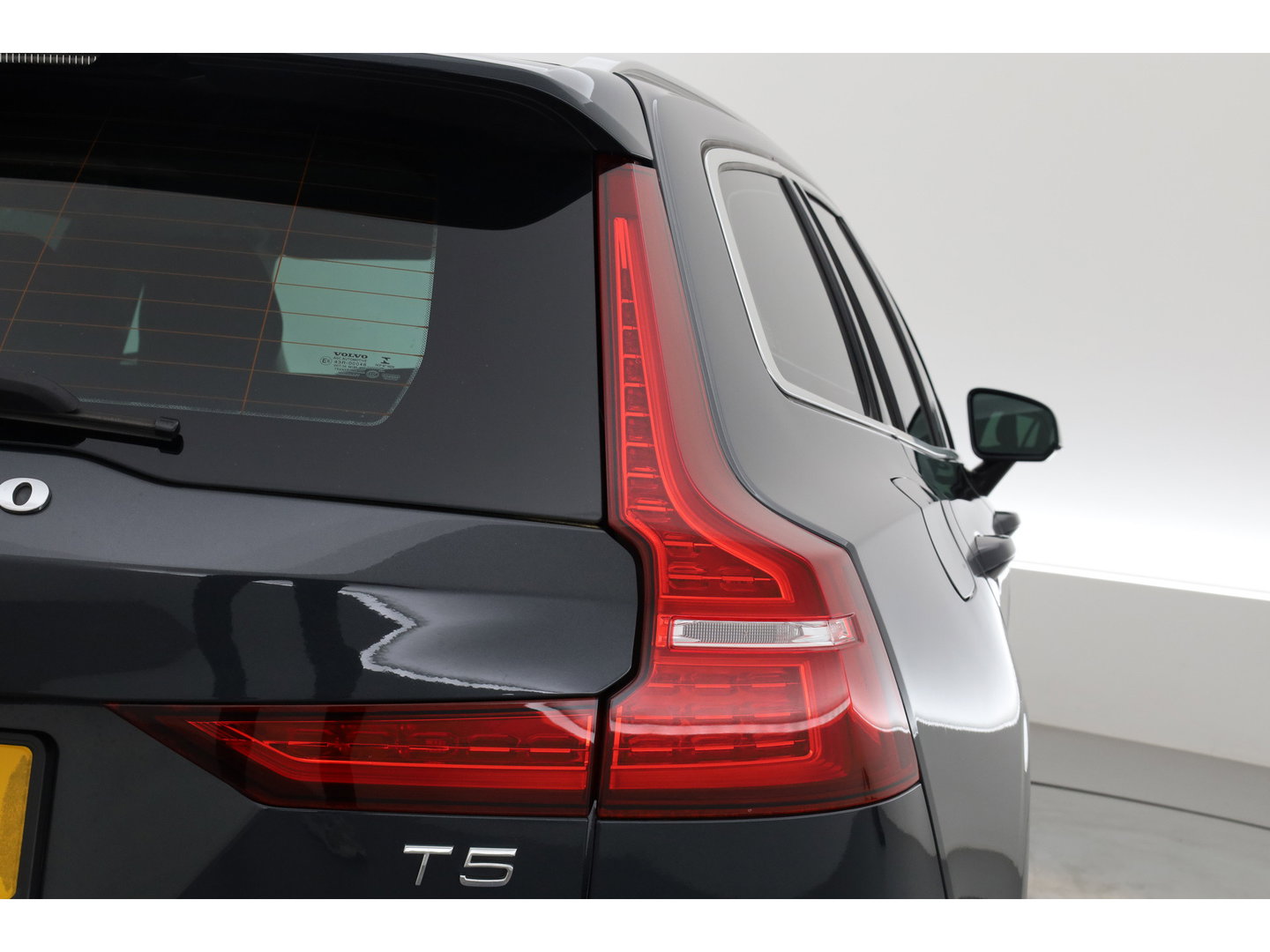 Volvo V60 2.0 T5 Momentum | Trekhaak | Leer | Adap. Cruise | Blis | standkachel | Stoel + stuurverw. |