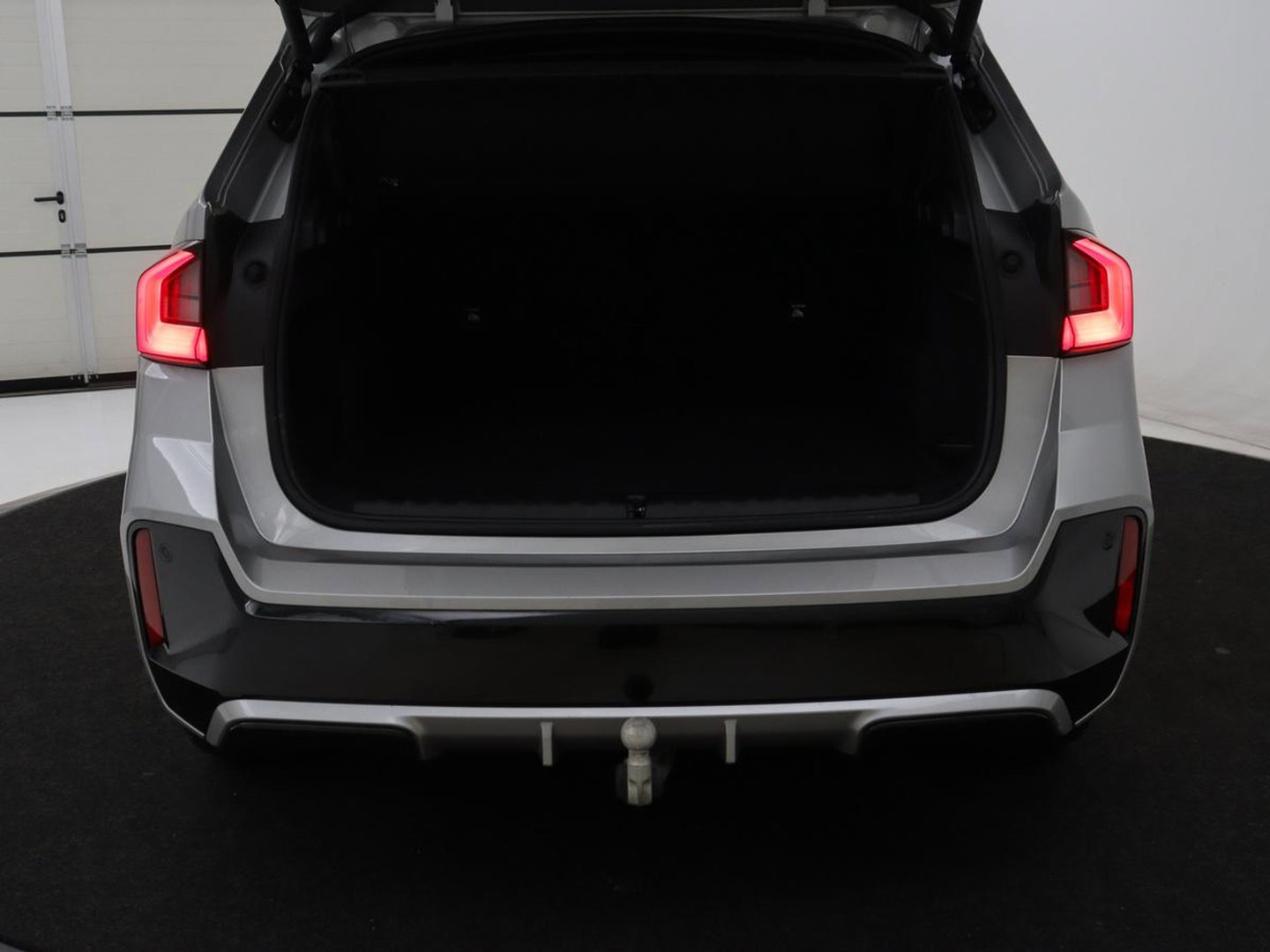 BMW X1 xDrive25e M Sport | SOH 93% | Head-Up | 360 Camera | Stoelverwarming | Trekhaak | Adaptive cruise | Leder/Alcantara | Keyless | Carplay | Side Assist | Adaptief LED | Sportstoelen | PHEV | Plug In