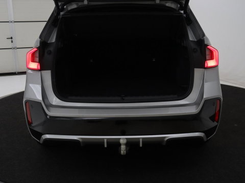 BMW X1 xDrive25e M Sport | SOH 93% | Head-Up | 360 Camera | Stoelverwarming | Trekhaak | Adaptive cruise | Leder/Alcantara | Keyless | Carplay | Side Assist | Adaptief LED | Sportstoelen | PHEV | Plug In