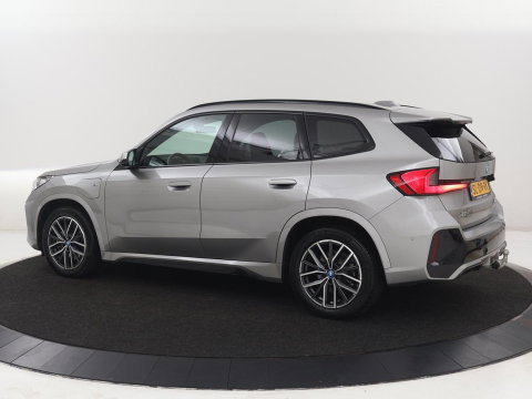 BMW X1 xDrive25e M Sport | SOH 93% | Head-Up | 360 Camera | Stoelverwarming | Trekhaak | Adaptive cruise | Leder/Alcantara | Keyless | Carplay | Side Assist | Adaptief LED | Sportstoelen | PHEV | Plug In