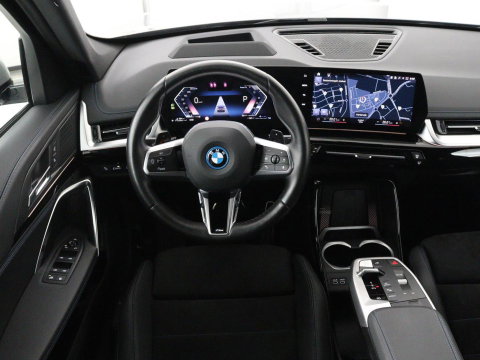 BMW X1 xDrive25e M Sport | SOH 93% | Head-Up | 360 Camera | Stoelverwarming | Trekhaak | Adaptive cruise | Leder/Alcantara | Keyless | Carplay | Side Assist | Adaptief LED | Sportstoelen | PHEV | Plug In
