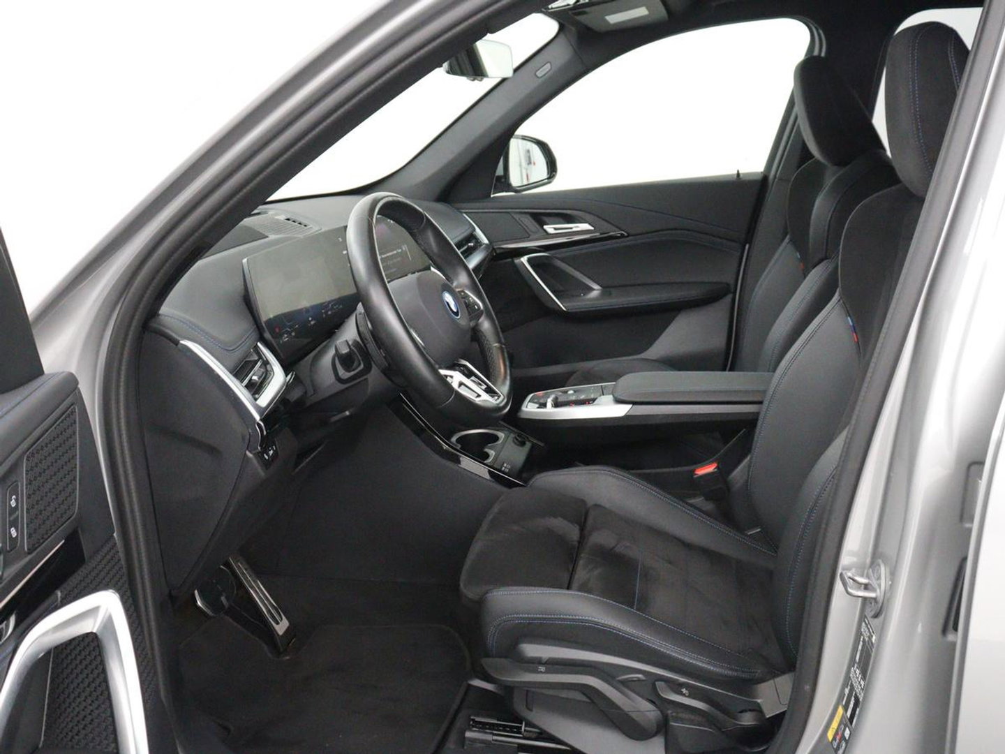 BMW X1 xDrive25e M Sport | SOH 93% | Head-Up | 360 Camera | Stoelverwarming | Trekhaak | Adaptive cruise | Leder/Alcantara | Keyless | Carplay | Side Assist | Adaptief LED | Sportstoelen | PHEV | Plug In