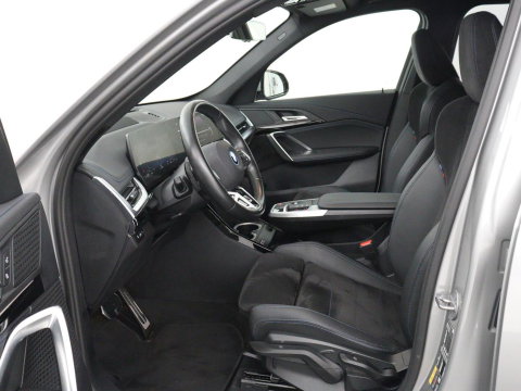 BMW X1 xDrive25e M Sport | SOH 93% | Head-Up | 360 Camera | Stoelverwarming | Trekhaak | Adaptive cruise | Leder/Alcantara | Keyless | Carplay | Side Assist | Adaptief LED | Sportstoelen | PHEV | Plug In