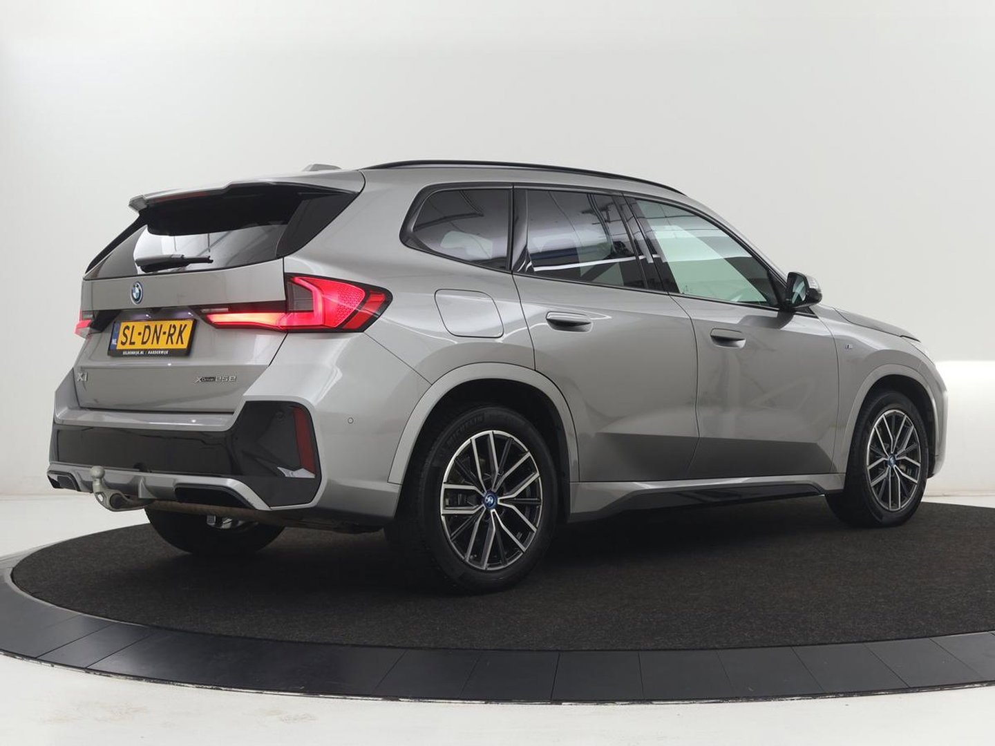 BMW X1 xDrive25e M Sport | SOH 93% | Head-Up | 360 Camera | Stoelverwarming | Trekhaak | Adaptive cruise | Leder/Alcantara | Keyless | Carplay | Side Assist | Adaptief LED | Sportstoelen | PHEV | Plug In