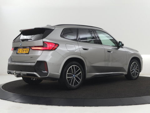 BMW X1 xDrive25e M Sport | SOH 93% | Head-Up | 360 Camera | Stoelverwarming | Trekhaak | Adaptive cruise | Leder/Alcantara | Keyless | Carplay | Side Assist | Adaptief LED | Sportstoelen | PHEV | Plug In