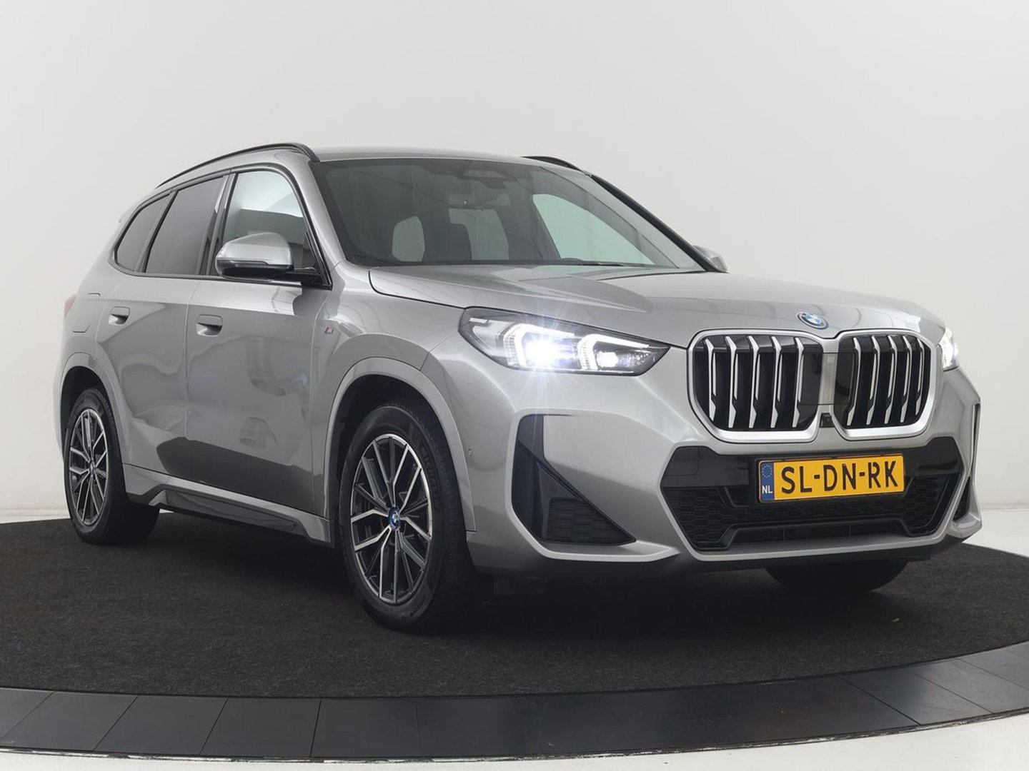 BMW X1 xDrive25e M Sport | SOH 93% | Head-Up | 360 Camera | Stoelverwarming | Trekhaak | Adaptive cruise | Leder/Alcantara | Keyless | Carplay | Side Assist | Adaptief LED | Sportstoelen | PHEV | Plug In