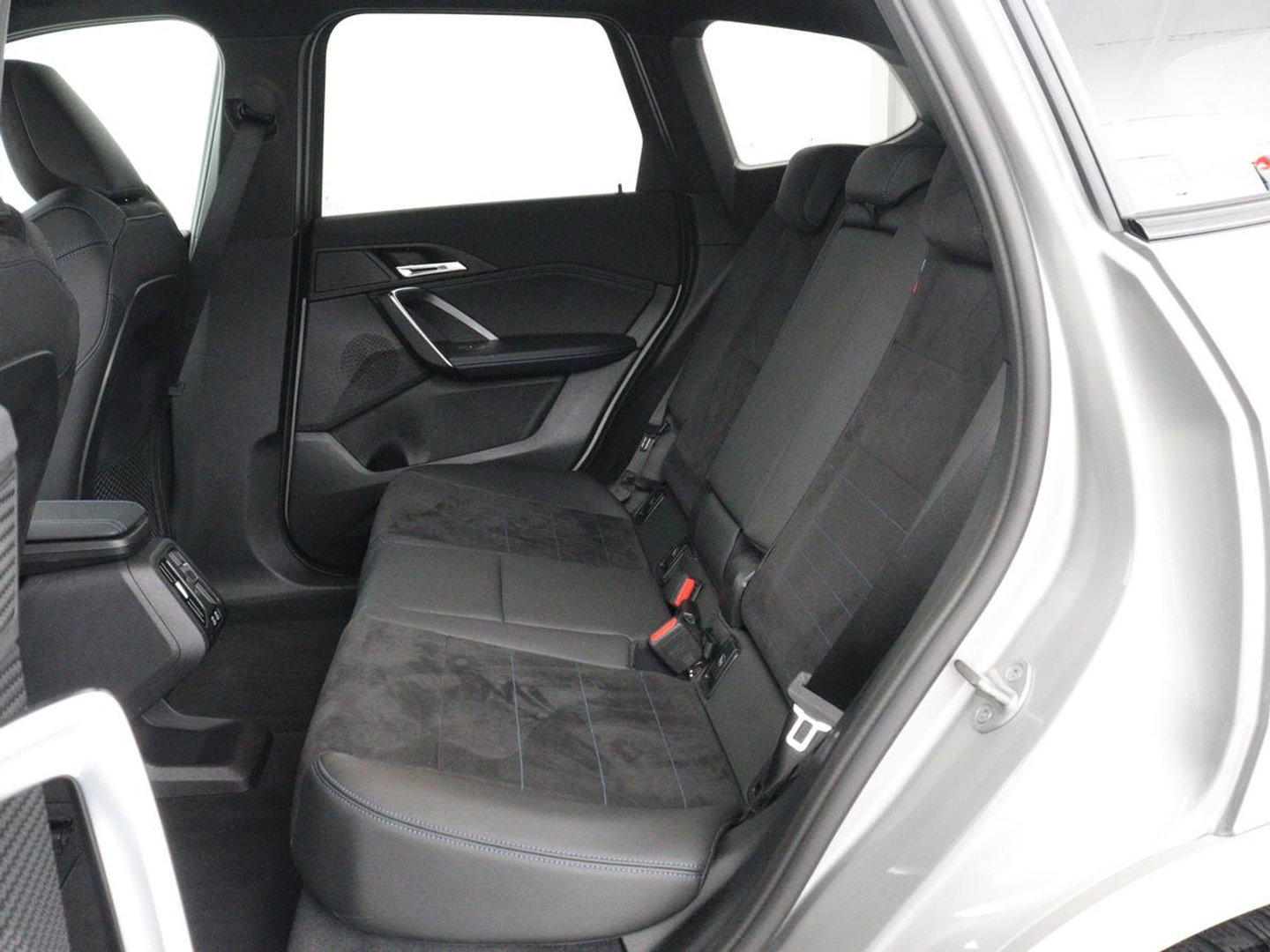 BMW X1 xDrive25e M Sport | SOH 93% | Head-Up | 360 Camera | Stoelverwarming | Trekhaak | Adaptive cruise | Leder/Alcantara | Keyless | Carplay | Side Assist | Adaptief LED | Sportstoelen | PHEV | Plug In