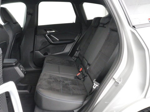 BMW X1 xDrive25e M Sport | SOH 93% | Head-Up | 360 Camera | Stoelverwarming | Trekhaak | Adaptive cruise | Leder/Alcantara | Keyless | Carplay | Side Assist | Adaptief LED | Sportstoelen | PHEV | Plug In