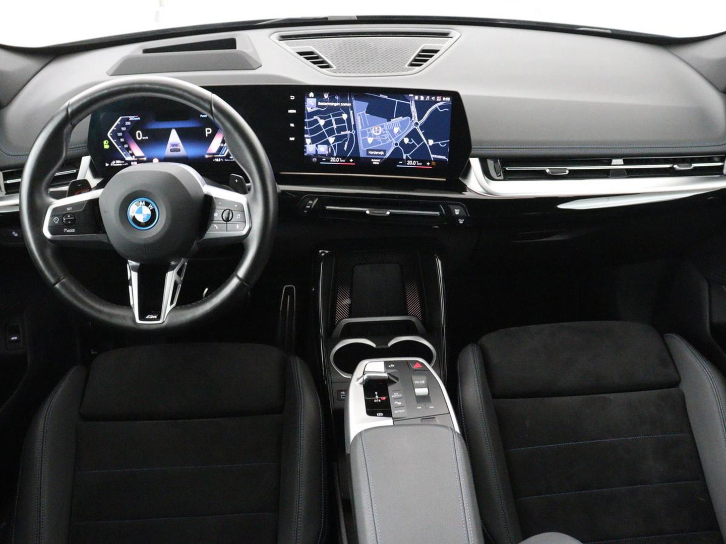 BMW X1 xDrive25e M Sport | SOH 93% | Head-Up | 360 Camera | Stoelverwarming | Trekhaak | Adaptive cruise | Leder/Alcantara | Keyless | Carplay | Side Assist | Adaptief LED | Sportstoelen | PHEV | Plug In