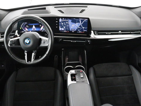 BMW X1 xDrive25e M Sport | SOH 93% | Head-Up | 360 Camera | Stoelverwarming | Trekhaak | Adaptive cruise | Leder/Alcantara | Keyless | Carplay | Side Assist | Adaptief LED | Sportstoelen | PHEV | Plug In