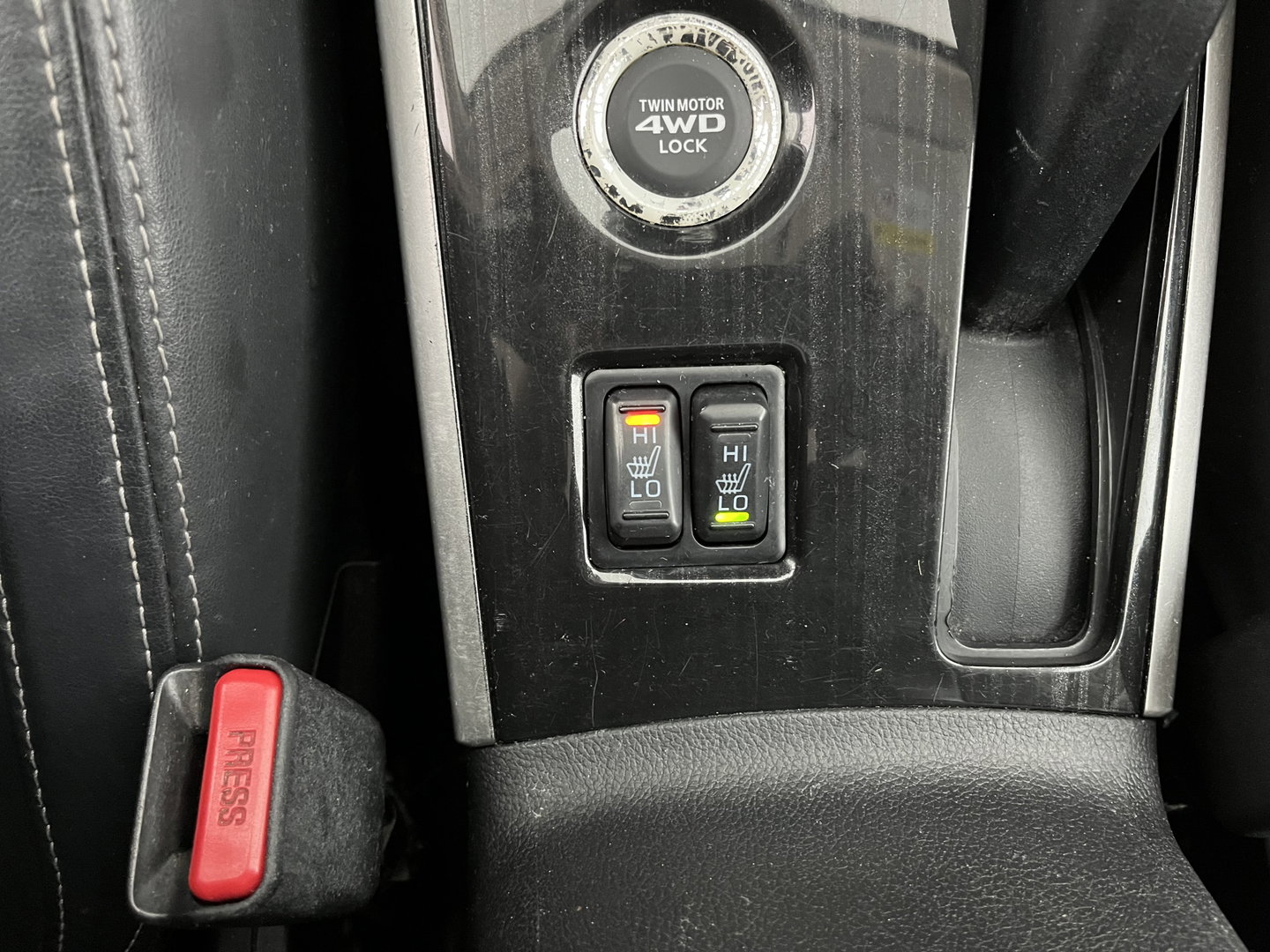 Mitsubishi Outlander 2.0 PHEV Business Edition Aut. *LEATHER-MICROFIBRE | NAVI-FULLMAP | CAMERA | KEYLESS | HEATED-SPORTSEATS | PRIVACY-GLASS | SHIFTPADDLES | ECC | PDC | CRUISE | TOWBAR | 16''ALU*