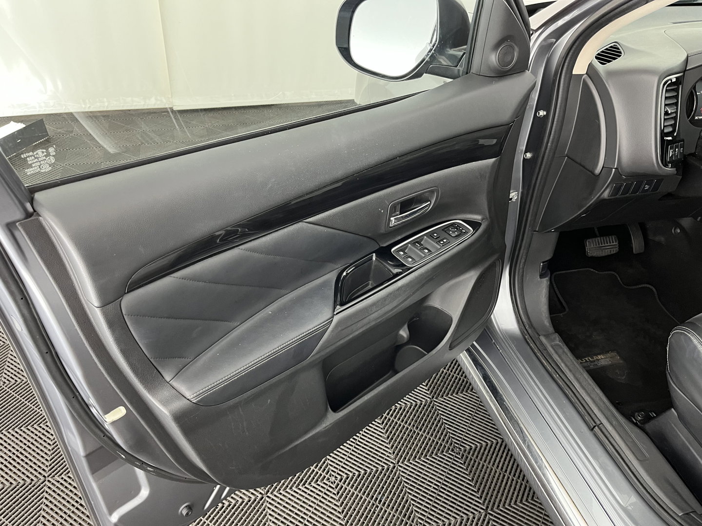 Mitsubishi Outlander 2.0 PHEV Business Edition Aut. *LEATHER-MICROFIBRE | NAVI-FULLMAP | CAMERA | KEYLESS | HEATED-SPORTSEATS | PRIVACY-GLASS | SHIFTPADDLES | ECC | PDC | CRUISE | TOWBAR | 16''ALU*