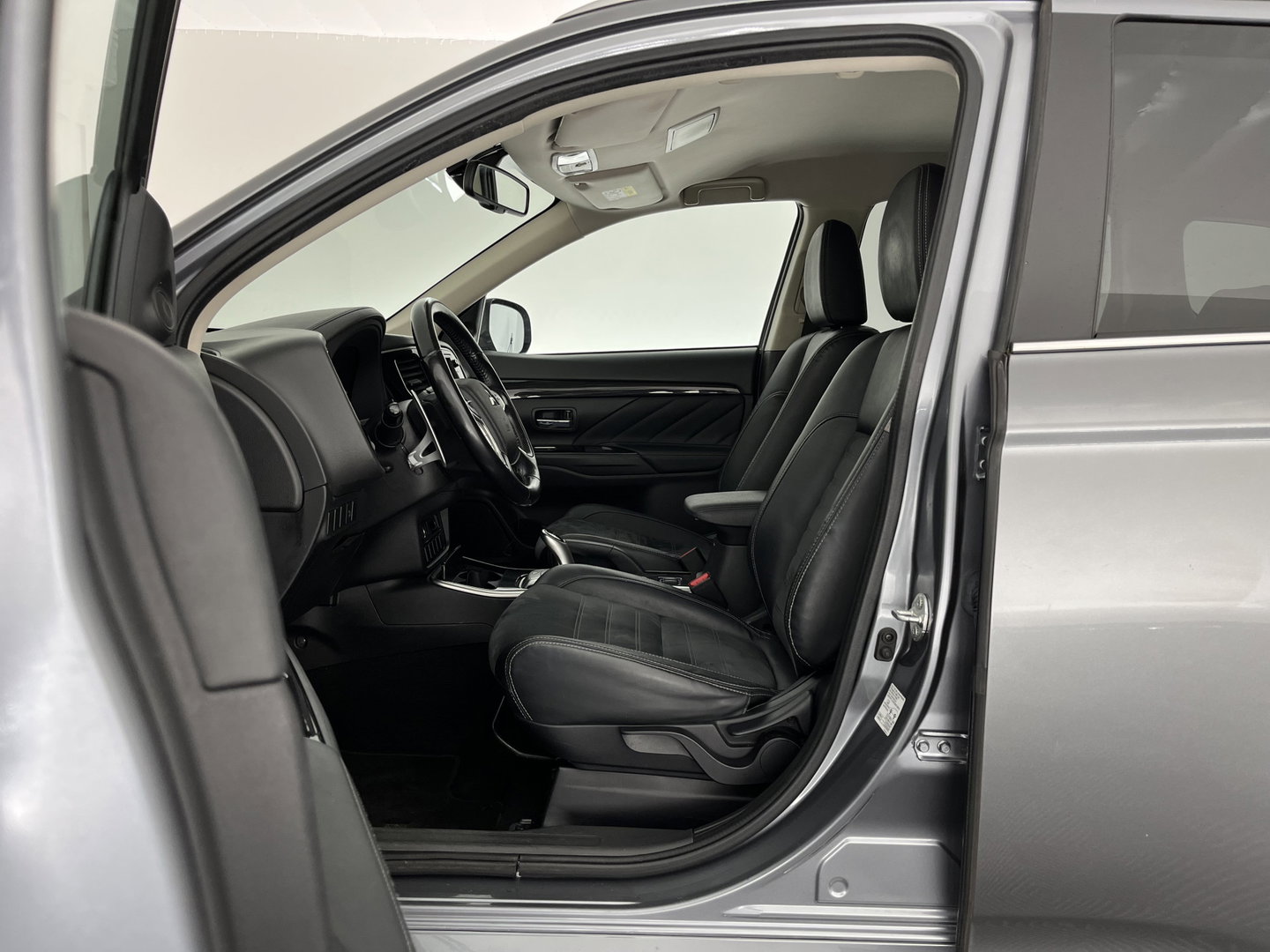 Mitsubishi Outlander 2.0 PHEV Business Edition Aut. *LEATHER-MICROFIBRE | NAVI-FULLMAP | CAMERA | KEYLESS | HEATED-SPORTSEATS | PRIVACY-GLASS | SHIFTPADDLES | ECC | PDC | CRUISE | TOWBAR | 16''ALU*