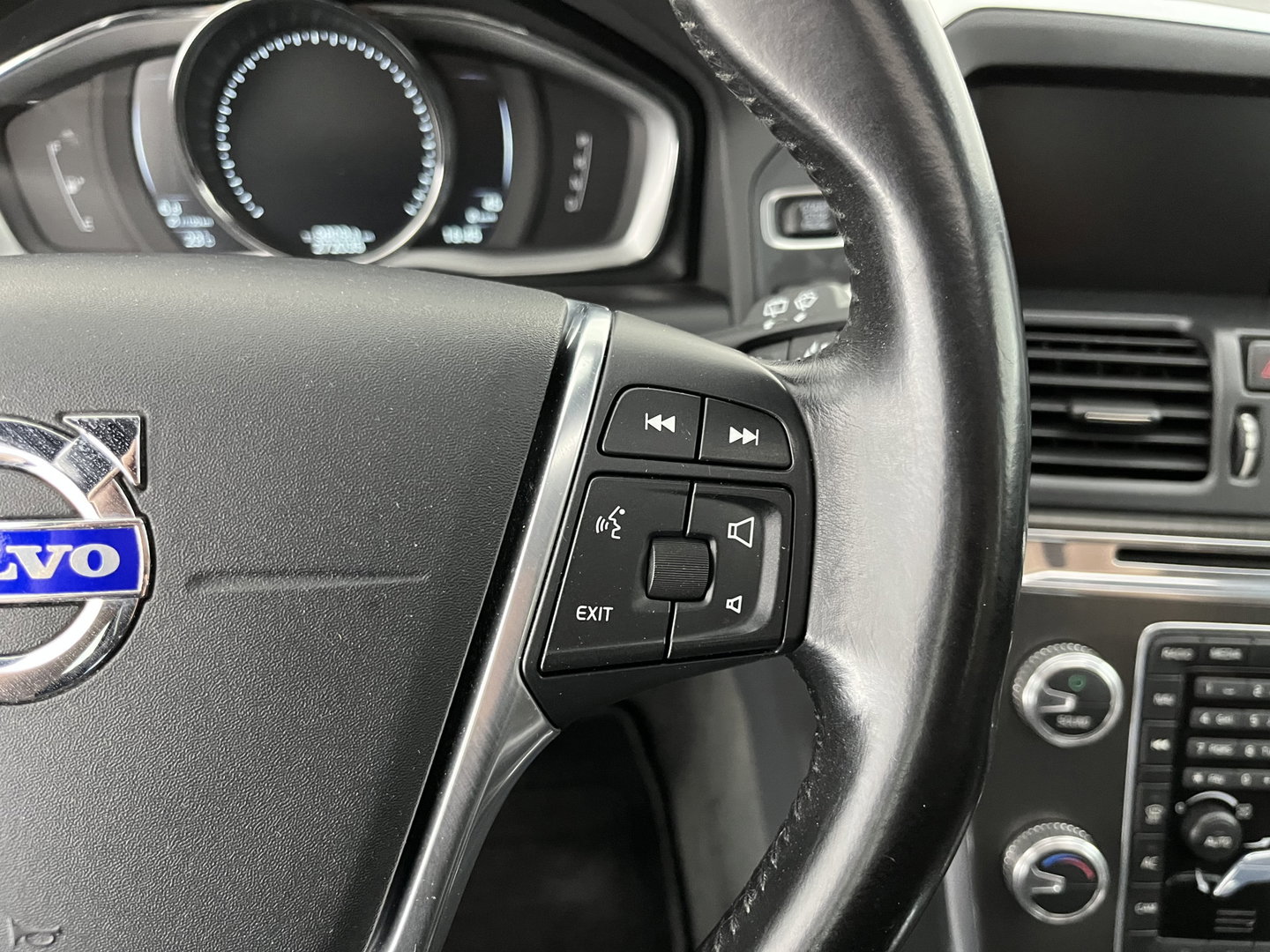 Volvo XC60 2.0 D4 FWD Summum Aut. *PANO | LEATHER | XENON | BLIS | MEMORY-PACK | CAMERA | SPORTSEATS | LANE-ASSIST |  ADAPTIVE-CRUISE | NAVI-FULLMAP | ECC | PDC | TOWBAR | 18''ALU *