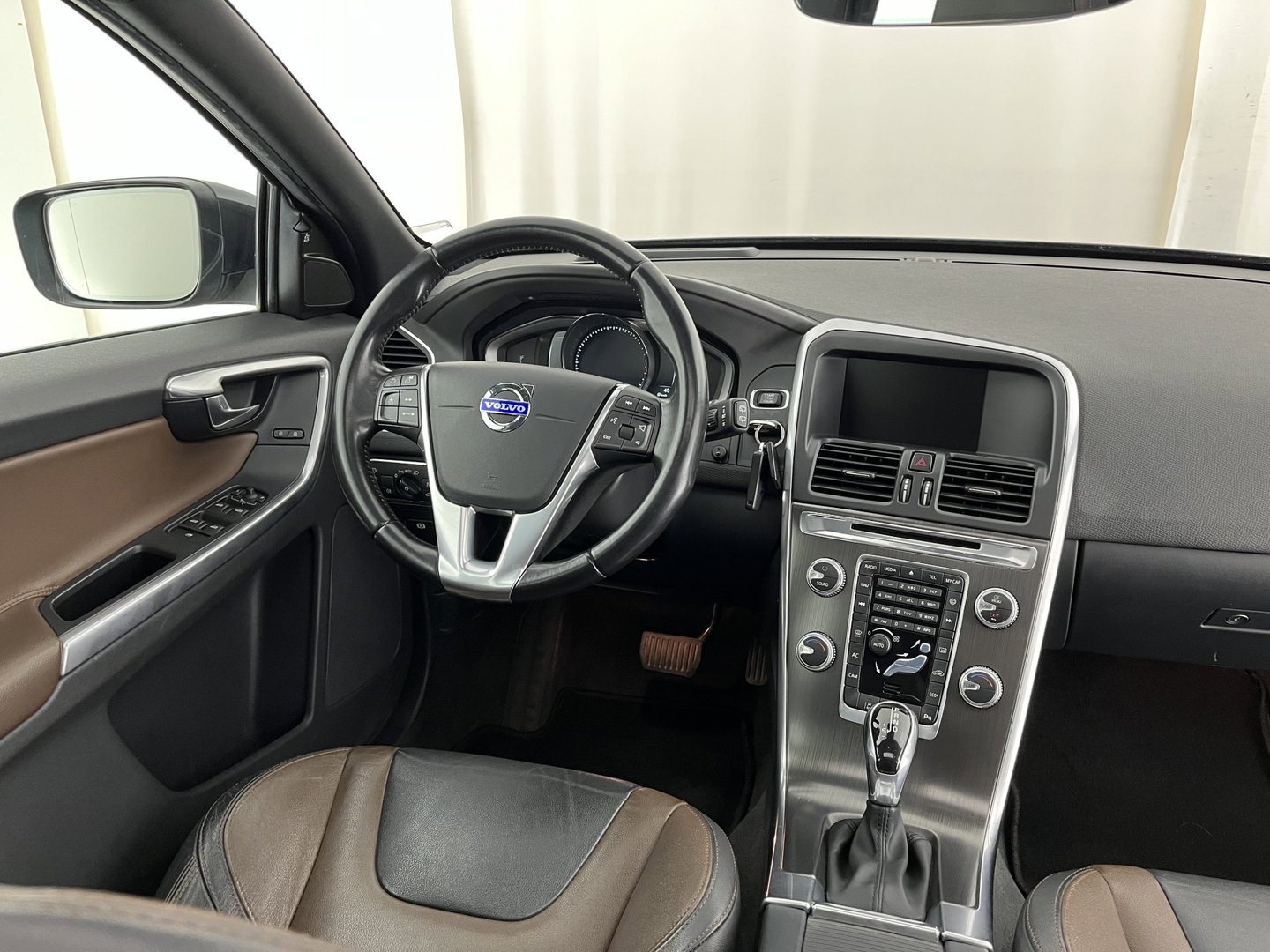 Volvo XC60 2.0 D4 FWD Summum Aut. *PANO | LEATHER | XENON | BLIS | MEMORY-PACK | CAMERA | SPORTSEATS | LANE-ASSIST |  ADAPTIVE-CRUISE | NAVI-FULLMAP | ECC | PDC | TOWBAR | 18''ALU *