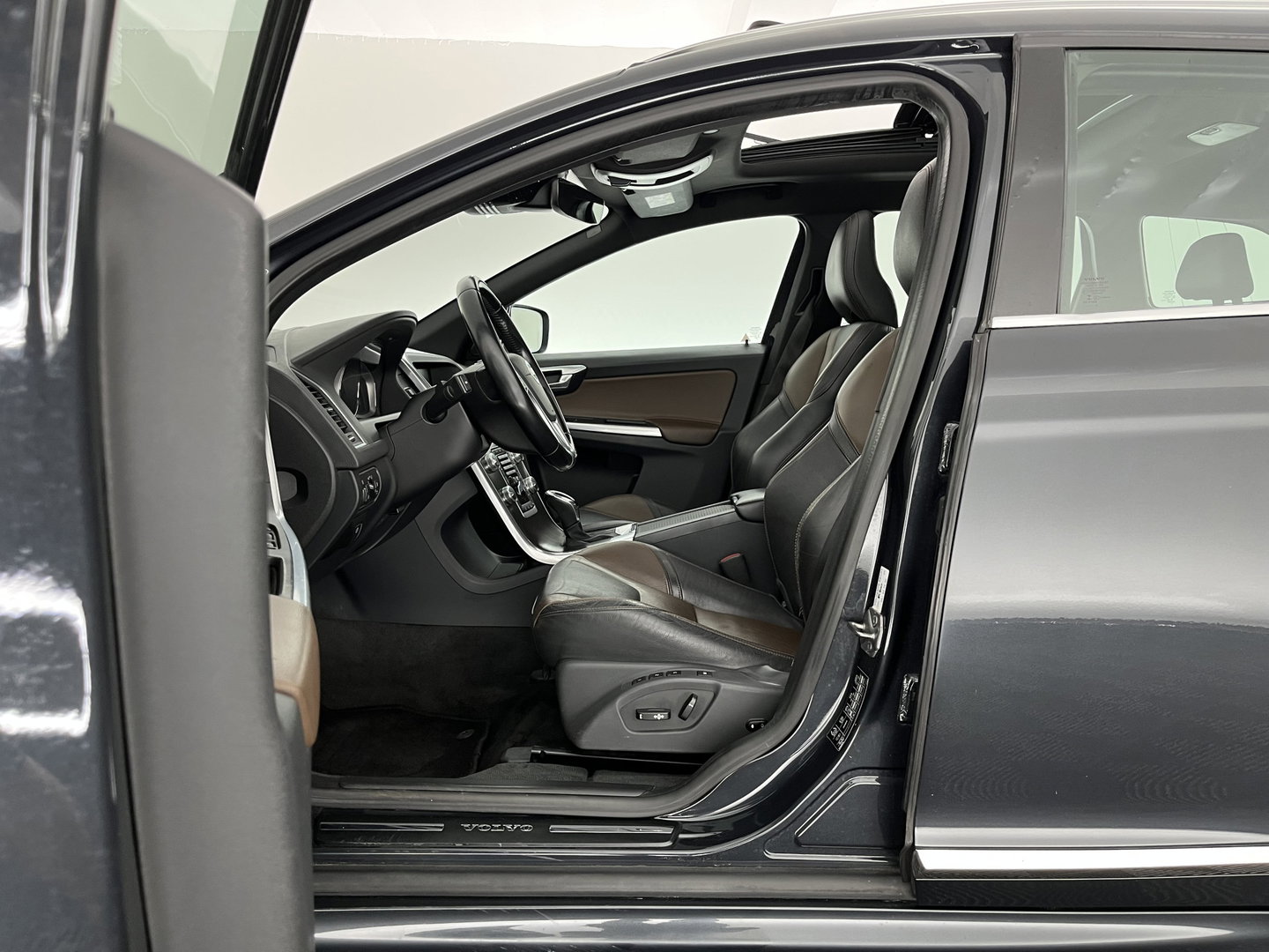 Volvo XC60 2.0 D4 FWD Summum Aut. *PANO | LEATHER | XENON | BLIS | MEMORY-PACK | CAMERA | SPORTSEATS | LANE-ASSIST |  ADAPTIVE-CRUISE | NAVI-FULLMAP | ECC | PDC | TOWBAR | 18''ALU *