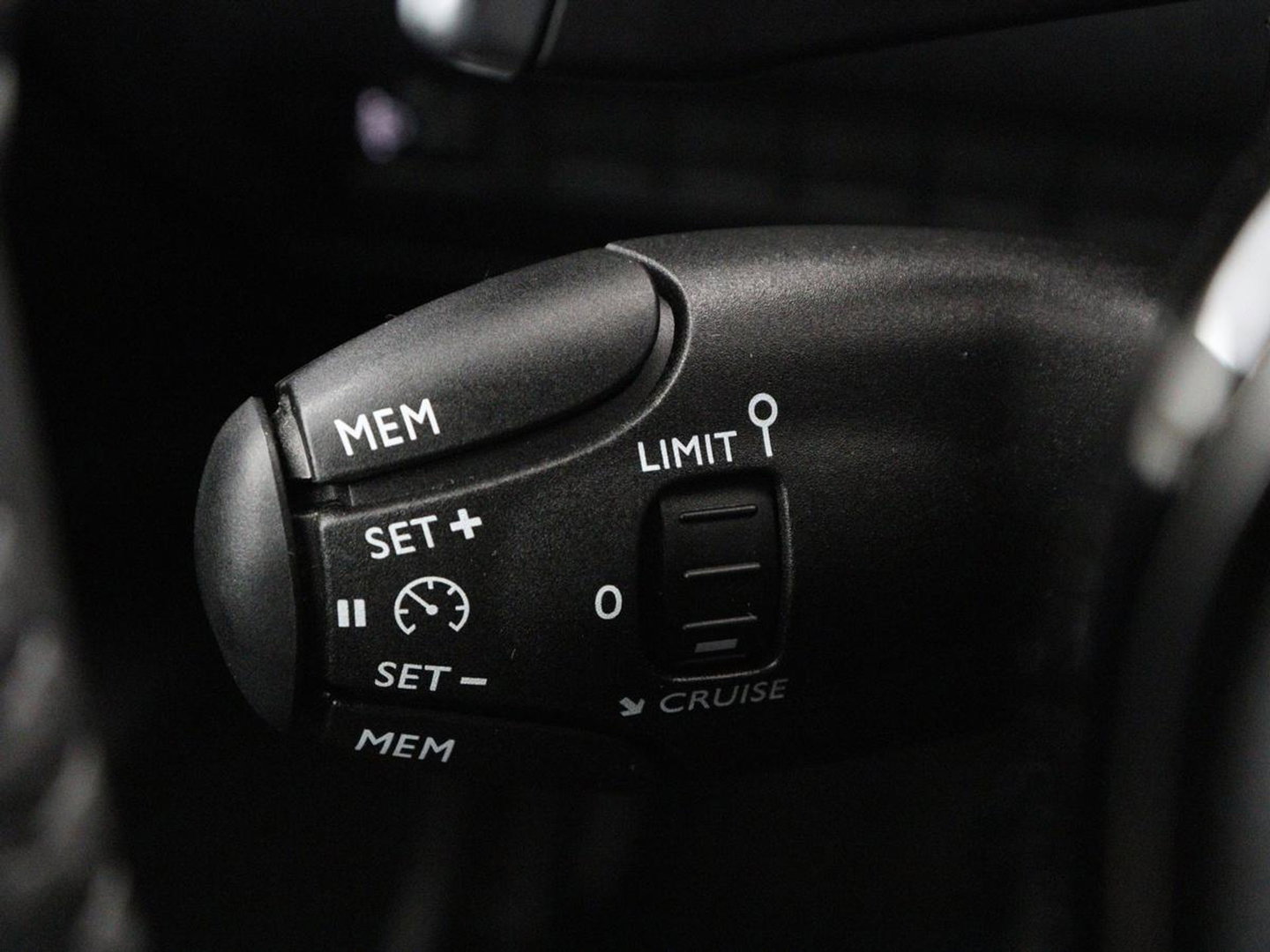 Peugeot 2008 1.2 Hybrid 136 Style | Automaat | Carplay | Climate control | Parkeerhulp | Full LED | Cruise control | Bluetooth