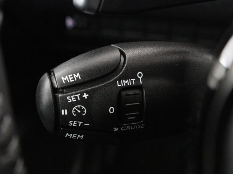 Peugeot 2008 1.2 Hybrid 136 Style | Automaat | Carplay | Climate control | Parkeerhulp | Full LED | Cruise control | Bluetooth